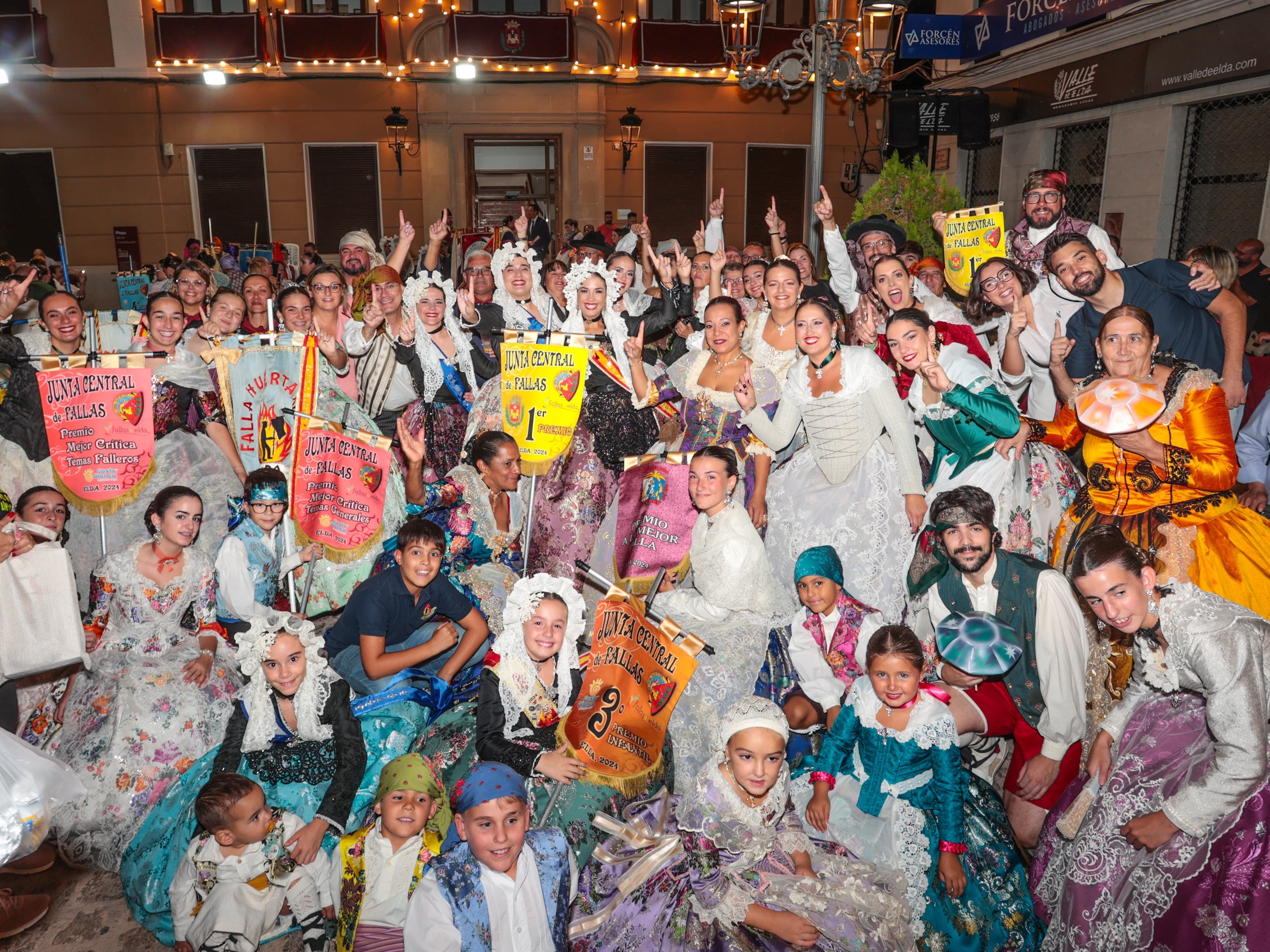 La Falla Huerta Nueva disfrutando de sus banderines en la entrega de premios 2024.