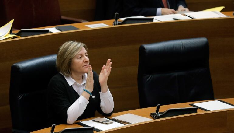 La Consellera de Infraestructuras Maria José Salvador, aplaude durante el debate y votación del proyecto de ley de seguridad ferroviaria en Les Corts Valencianas.