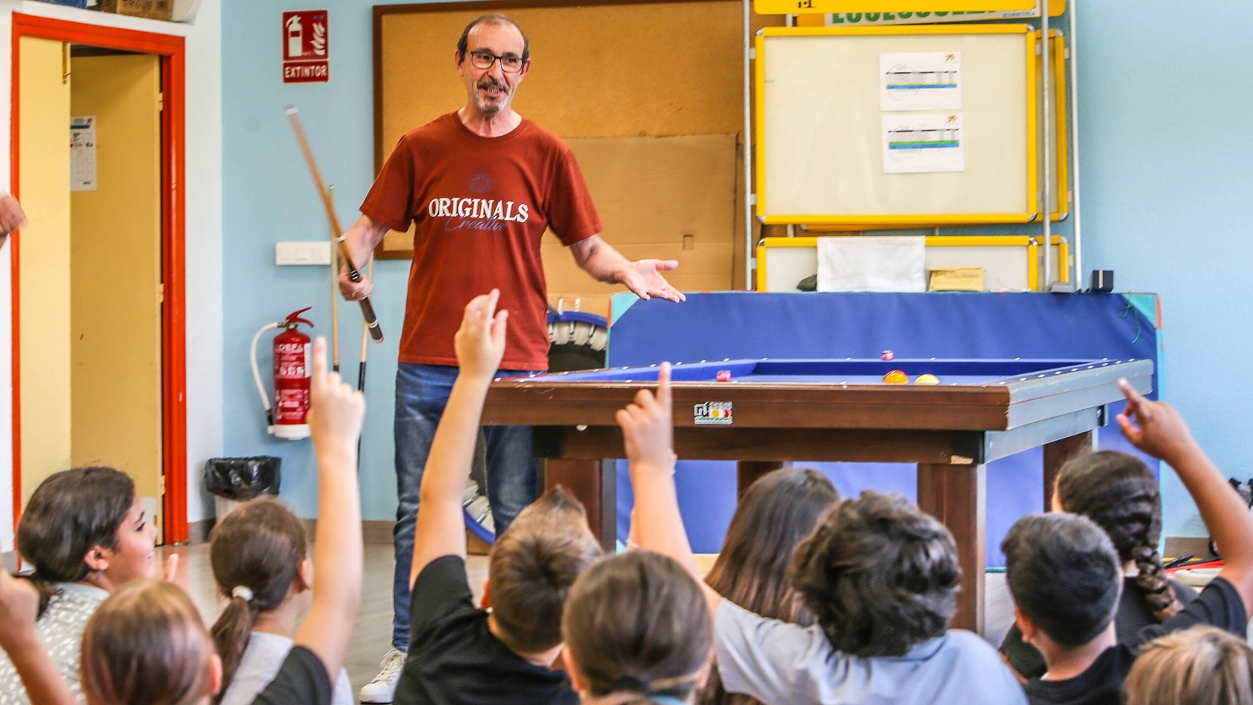 El billarista José Albert dando lecciones a los escolares