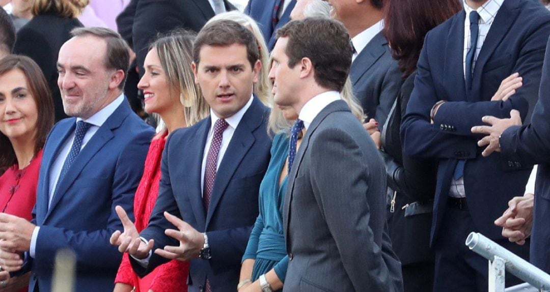 El líder de Ciudadanos Albert Rivera (2d), y el presidente del PP Pablo Casado (d), antes del inicio del desfile militar de este 12O