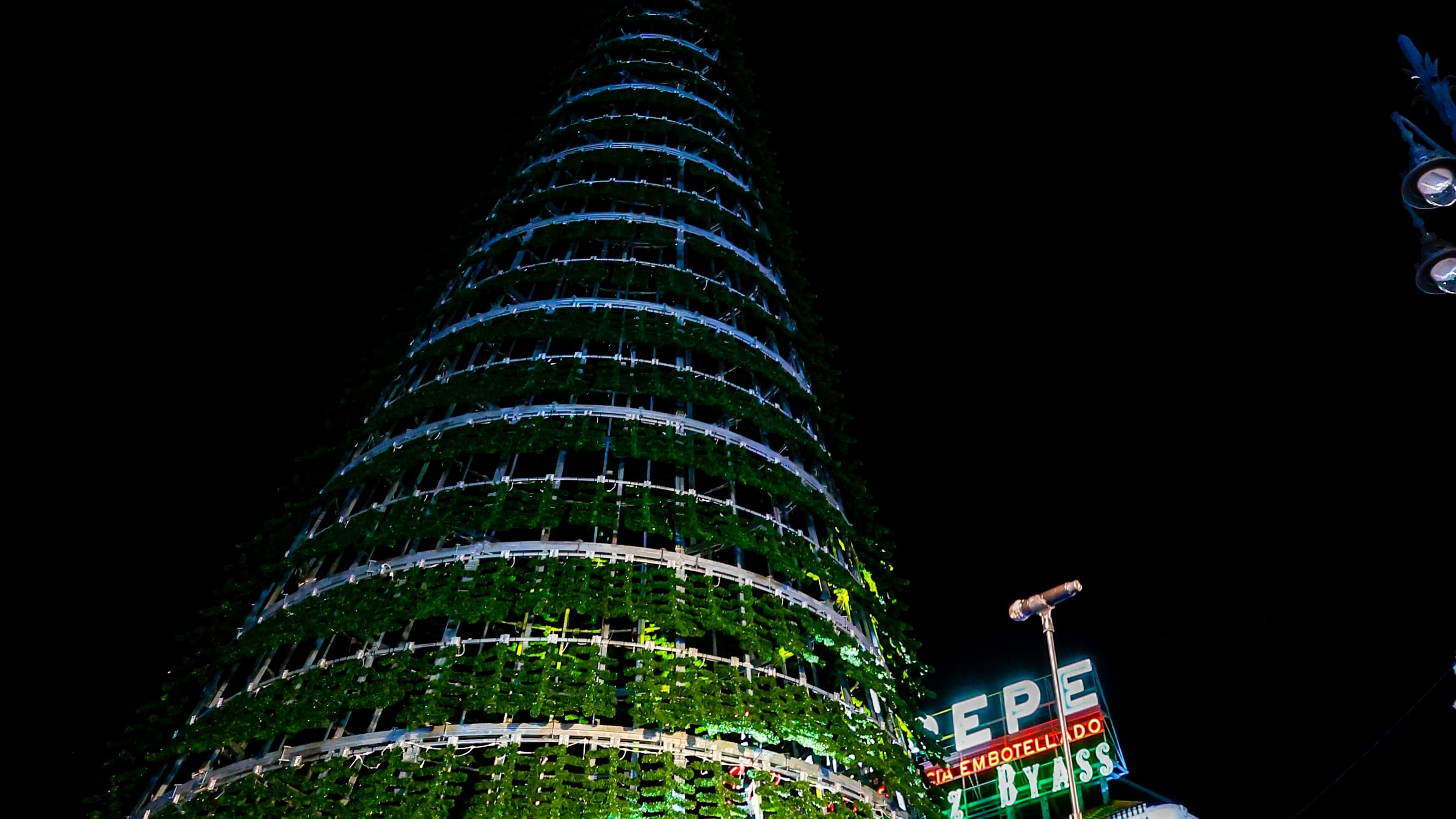 Vista del árbol de Navidad en la Puerta del Sol durante el acto de encendido de la iluminación navideña de Madrid, este jueves. EFE/ Javier Lizón