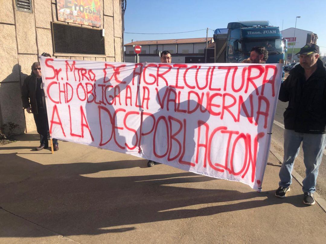 Los regantes de la Valduerna han aprovechado la visita de Luis Planas a Hospital para hacer visibles sus demandas 