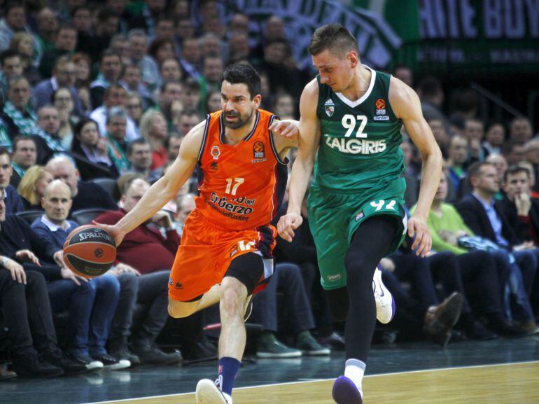 LIT01. KAUNAS (LITUANIA), Edgaras Ulanovas (d) de Zalgiris Kaunas en acción contra Rafa Martinez (i) de Valencia Basket hoy, jueves 18 de enero de 2018, durante un partido de baloncesto de la Euroliga disputado en Kaunas (Lituania). EFE, TOMS KALNINS