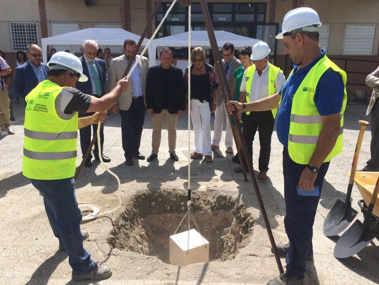 Colocación de la primera piedra de la ampliación del instituto de Cúllar Vega (Granada) con la asistencia de la consejera de Educación de la Junta de Andalucía, Adelaida de la Calle