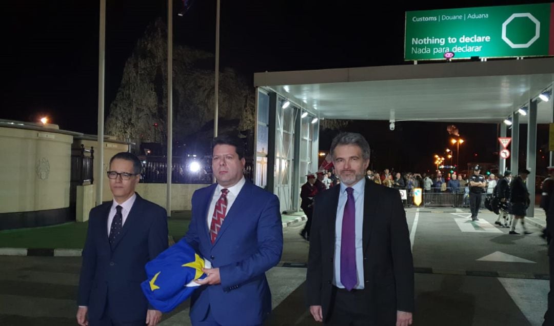 Fabian Picardo, en el centro de la imagen, sujeta la bandera de la UE.