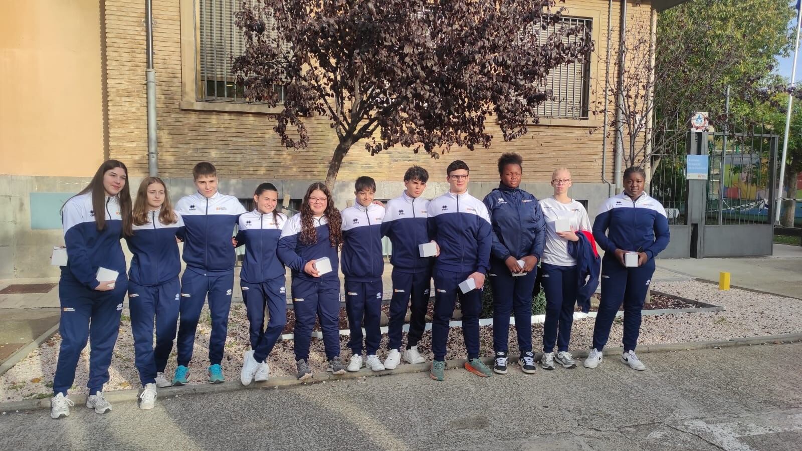 Losa judocas de las categorías Cadete e Infantil con su entrenador Antonio Clager en el Instituto Aragonés de la Juventud. Foto: CJ Binéfar