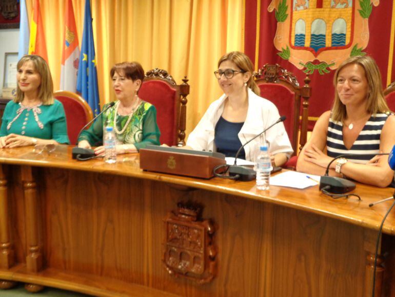 El salón de plenos acogió la presentación de la pregonera