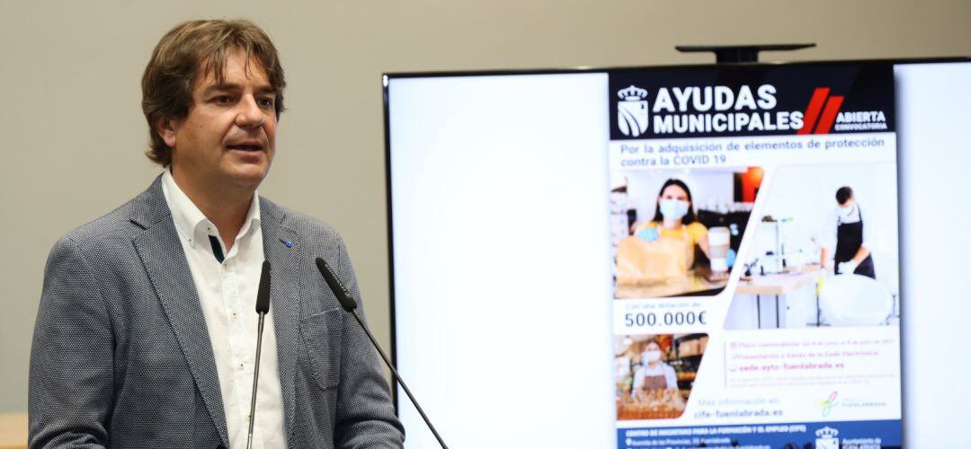 El alcalde de Fuenlabrada durante la presentación a la prensa de las ayudas a autónomos y micropymes que hayan invertido en medidas de seguridad COVID.