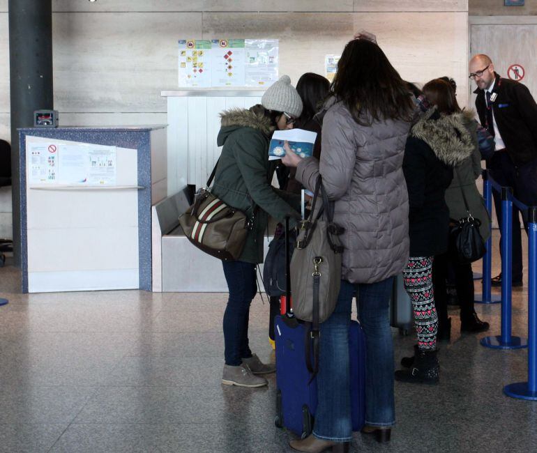 Jóves hacen fila en el mostrador de embarque del aeropuerto de Valladolid