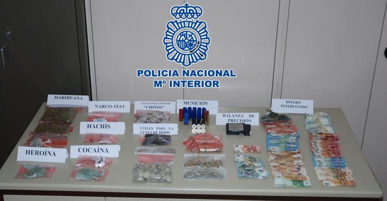 Droga y dinero incautados en la operación policial de Úbeda.