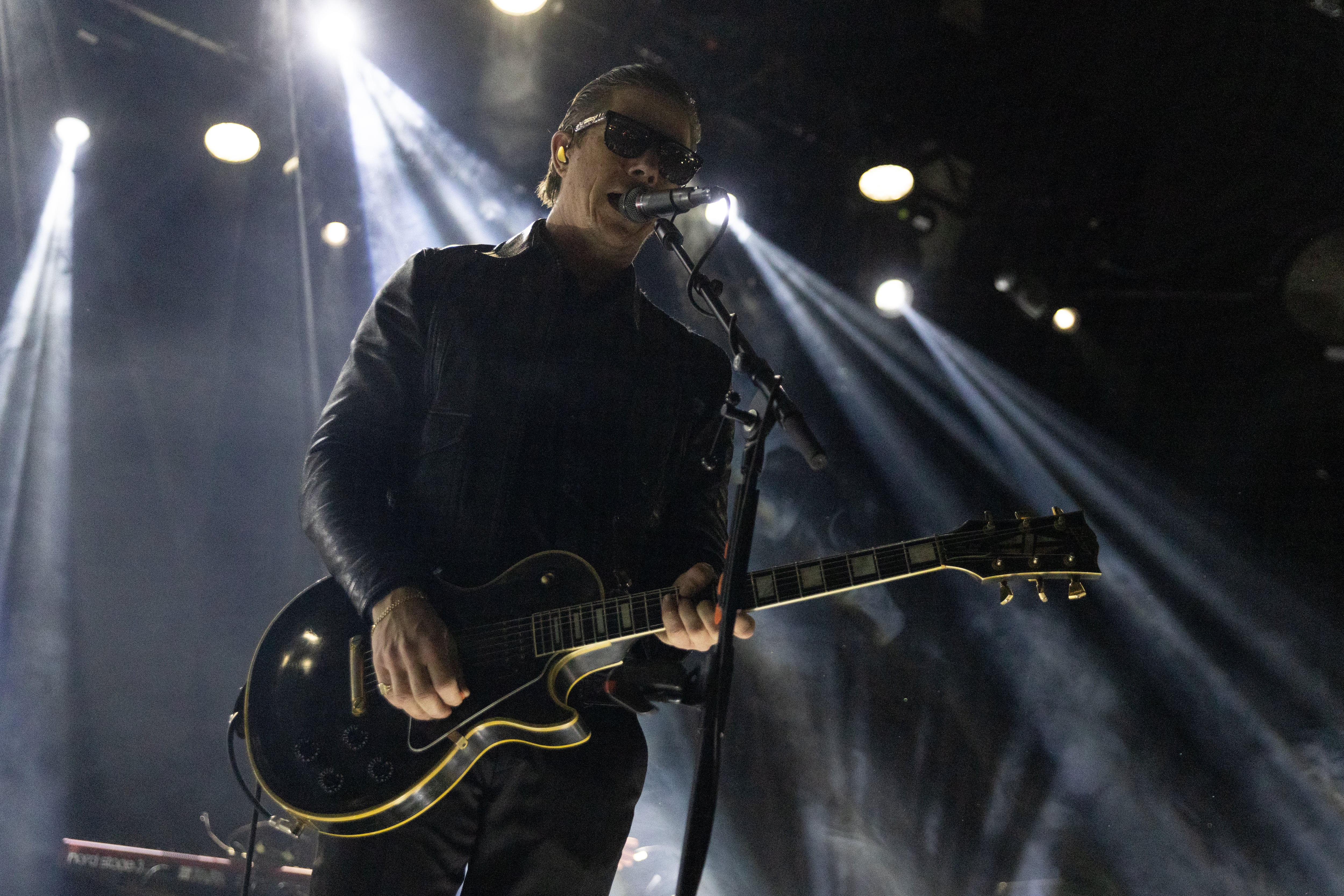 Paul Banks, vocalista de Interpol, durante el concierto ofrecido en La Riviera (Madrid) el pasado 21 de febrero (Aldara Zarraoa/Getty Images).