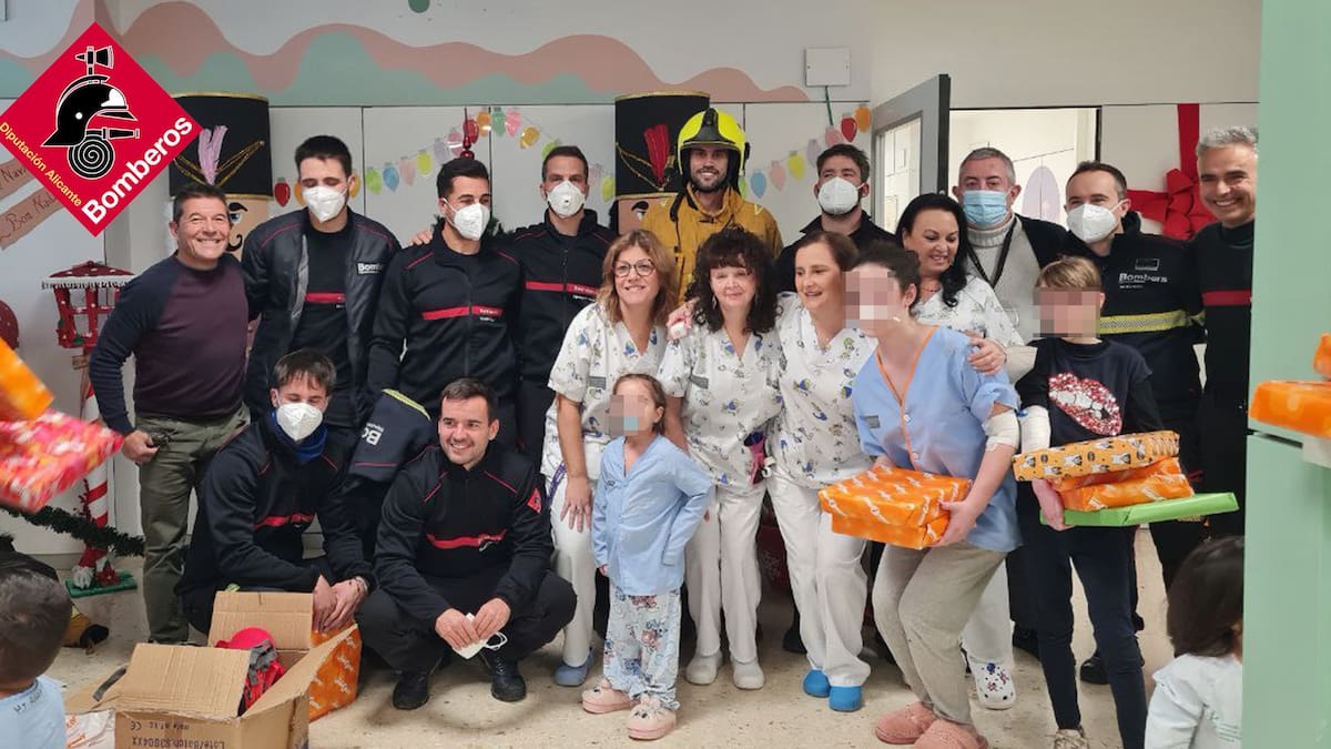 Los Bomberos visitan el Hospital de Elda y llevan sus regalos en la mañana del 6 de enero