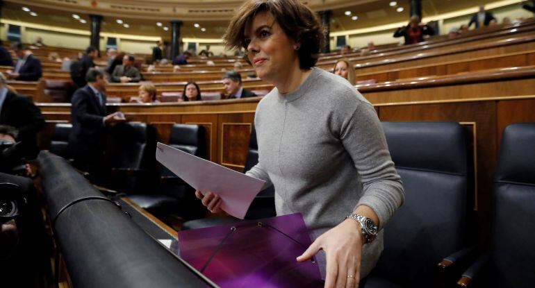 La vicepresidenta del Gobierno, Soraya Sáénz de Santamaría, al inicio de la sesión de control al Ejecutivo celebrada hoy en el Congreso de los Diputados.