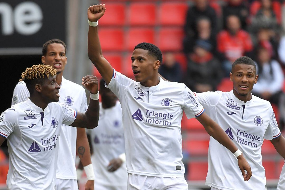 Todibo celebra un gol con el Toulouse