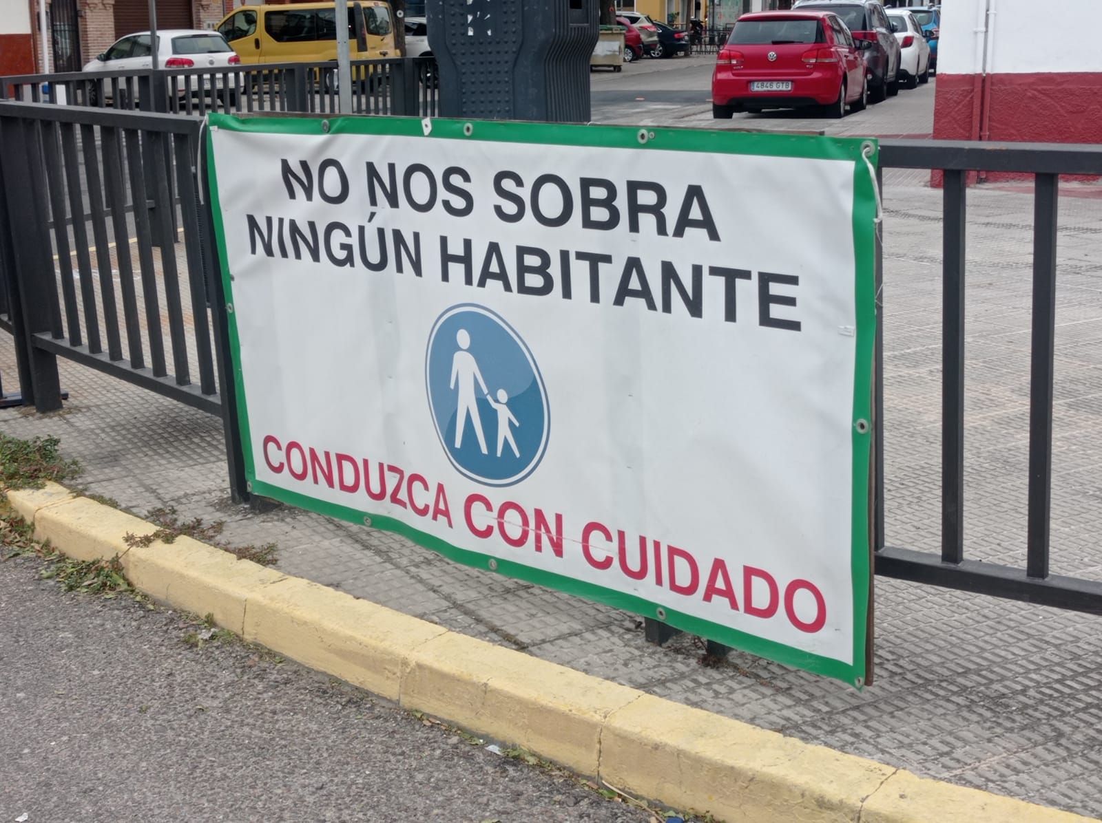 Detalle de una pancarta en favor de la seguridad vial colocada en el Barrio San Antonio-Puente Romano