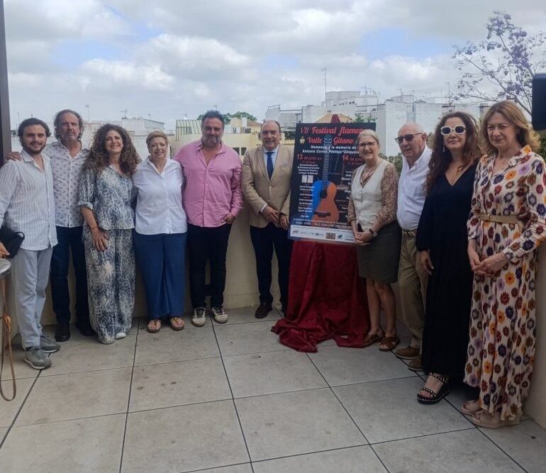 Foto de familia durante la presentación del VII Festival Flamenco Valle Gitano
