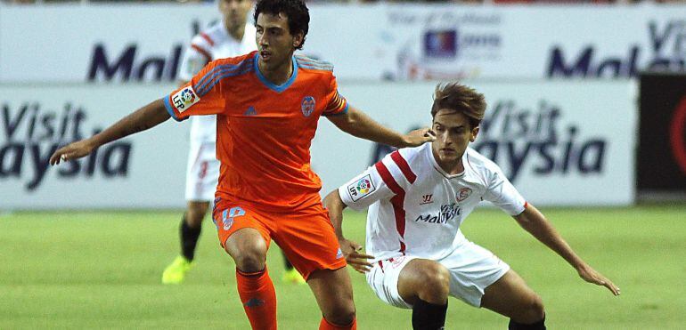 El centrocampista del Valencia defiende la pelota en un partido ante el Sevilla