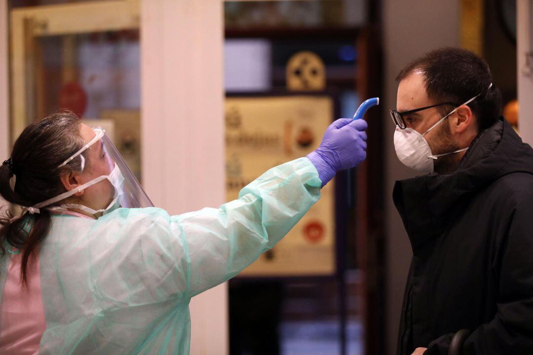 Una enfermera realiza un control de temperatura a un ciudadano que entra en un ambulatorio este lunes en Bilbao