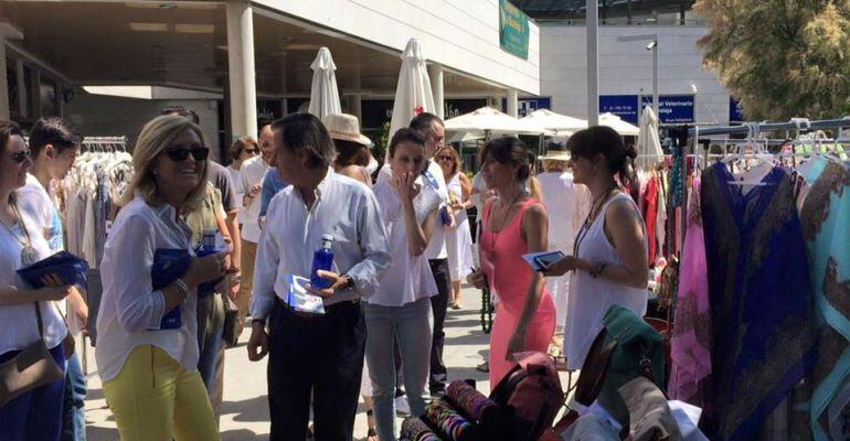 Andrea Levy e Ignacio García de Vinuesa en un mercadillo de Alcobendas