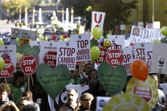 Marcha Mundial por el Clima celebrada este domingo en Madrid para exigir a los líderes mundiales un acuerdo justo, ambicioso y vinculante en la cumbre del clima, que arranca el lunes en la capital francesa.