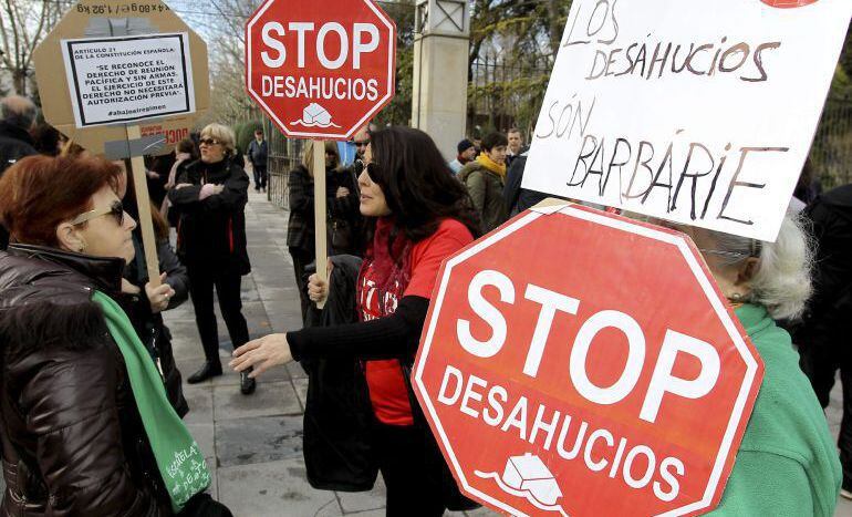 Imagen de un grupo de personas intentado paralizar un desahucio