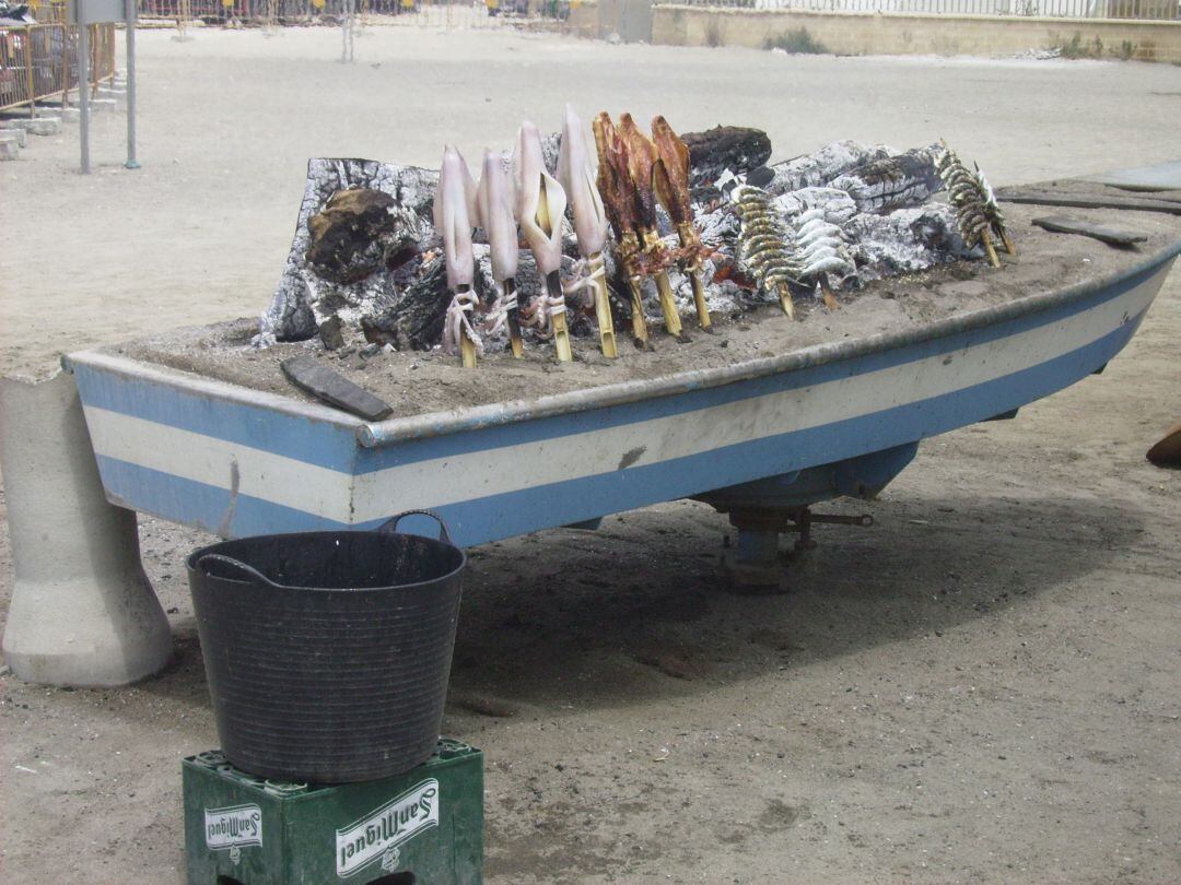 Espetos de pescado en el chiringuito Miguel de Málaga
