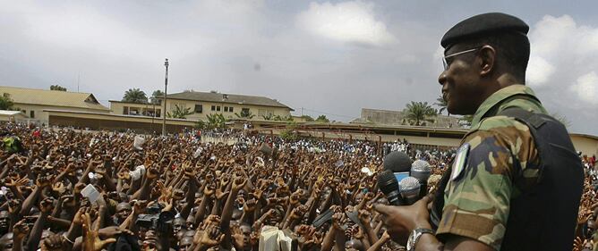 Fotografía de archivo del 21 de marzo de 2011 que muestra al general Phillippe Mangou durante un discurso ante jovenes aspirantes a reclutas del ejército de Costa de Marfil en Abiyán, Costa de Marfil.