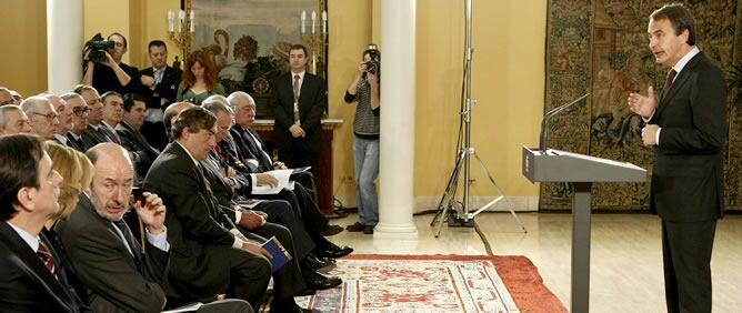 El presidente del Gobierno, José Luis Rodríguez Zapatero, durante la rueda de prensa que ha ofrecido en Moncloa, para presentar el informe económico de 2010