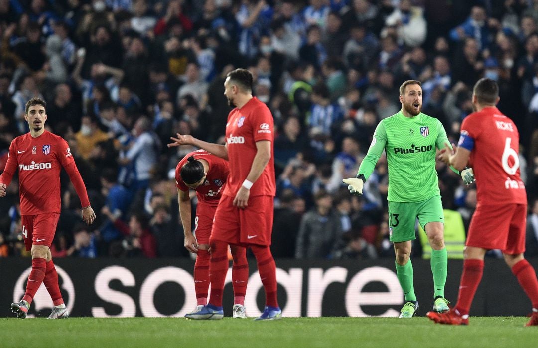 Los jugadores del Atlético discuten tras el segundo gol