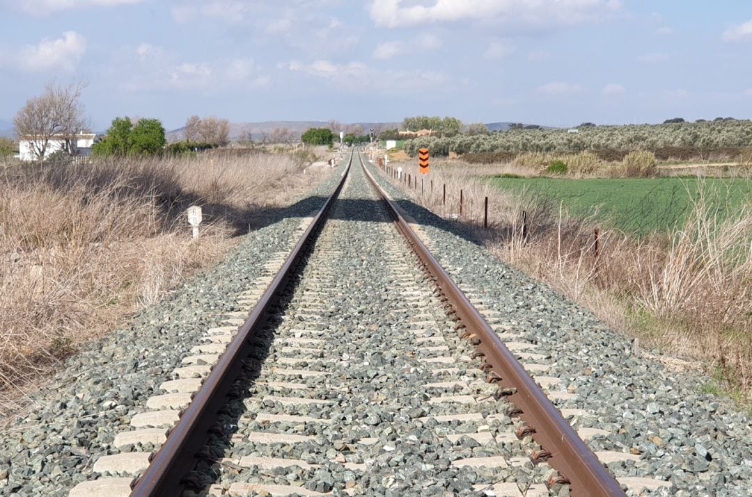 Línea de tren convencional Granada-Bobadilla (Málaga) cerca de esta estación malagueña