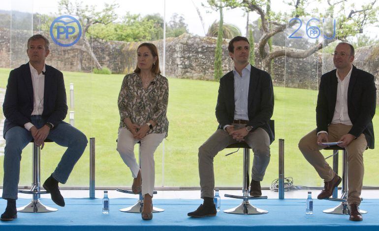 La ministra de Fomento, Ana Pastor; el presidente provincial, Alfonso Rueda; el vicesecretario de Comunicación del Partido Popular, Pablo Casado, y el secretario general del PPdeG, Miguel Tellado, durante la clausura de una reunión de concejales en Moraña