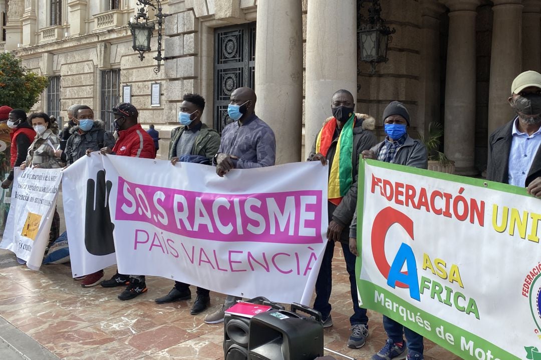 Unión Africana se ha concentrado este domingo en la plaza del Ayuntamiento de València para prtestar contra la xenofobia. 