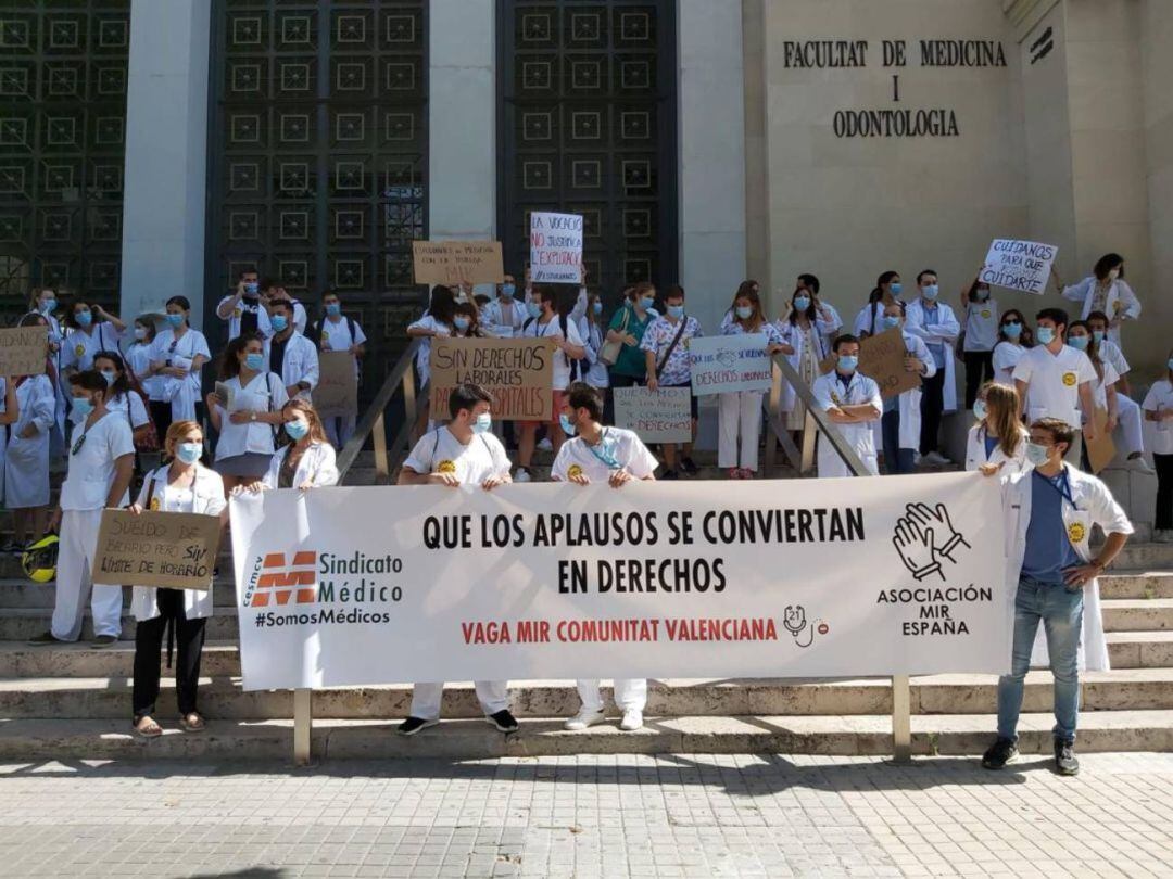 Manifestación en Valencia de los MIR a la que se han unido los profesionales de Gandia