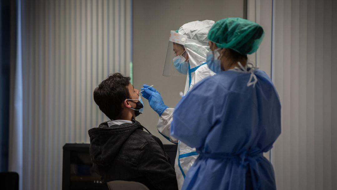 Un hombre recibe una prueba PCR en una imagen de archivo.