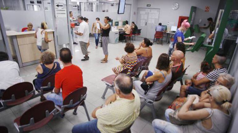 Cola de desempleados ante una oficina de empleo en Madrid.