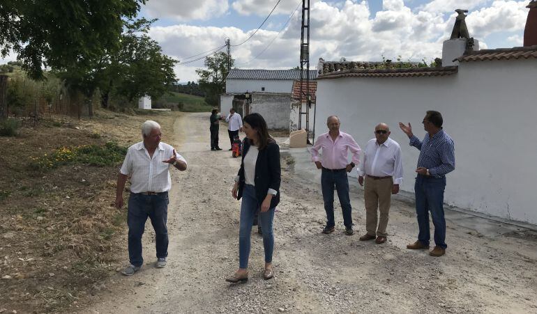 Miembros del PP rondeño visitan la pedanía de Puerto Saúco. 