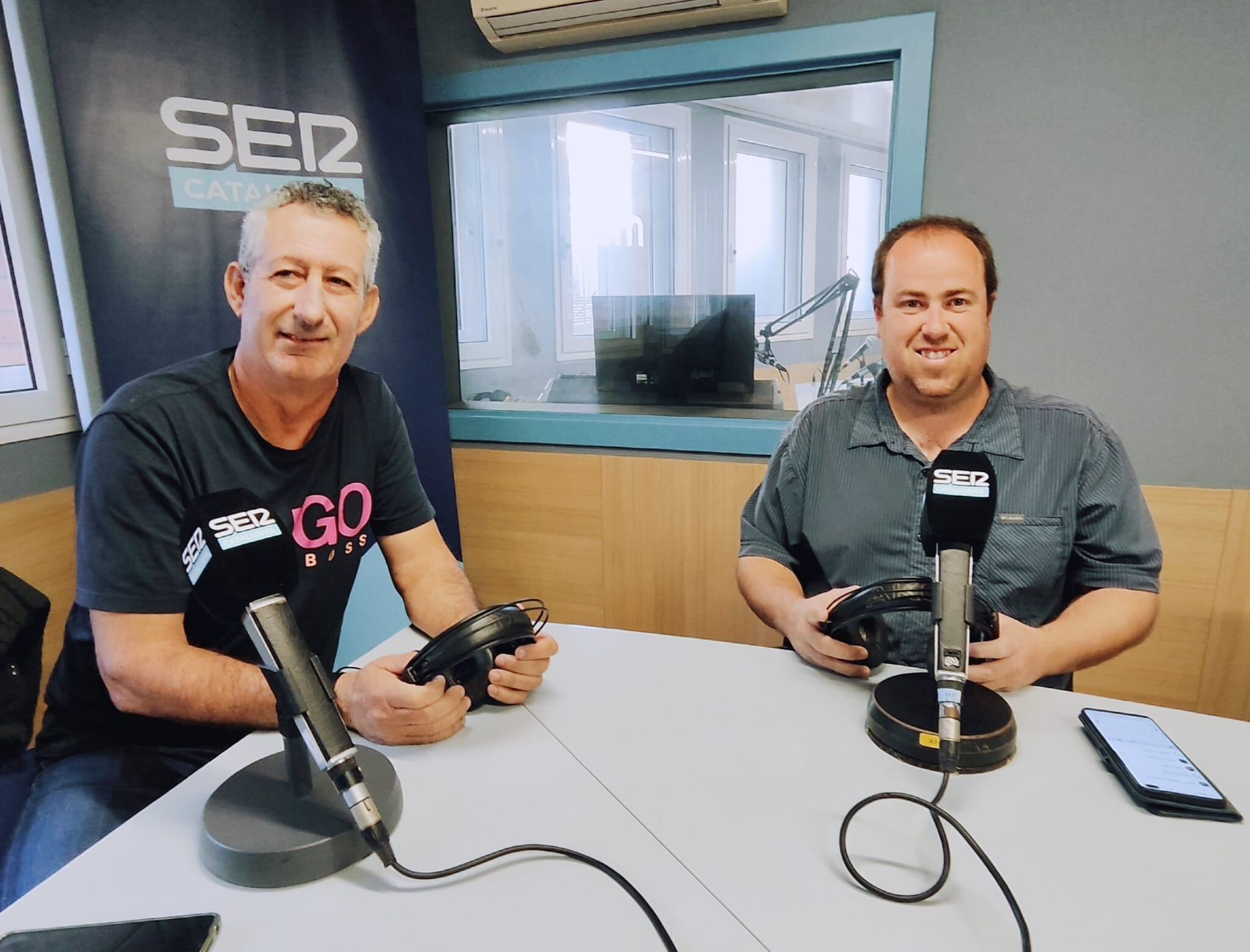 A l 'esquerra, l'alcalde d'Ivars de Noguera, Josep Magrí i al seu costat, l'alcalde de Vinaixa, Josep Maria Tarragó, durant l'entrevista a Ràdio Lleida.