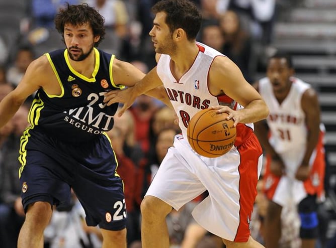 El jugador español de los Raptors de Toronto José Calderón controla la bola ante Sergio Llull, del Real Madrid, en el amistoso en el que los canadienses se han llevado la victoria por 102-95.