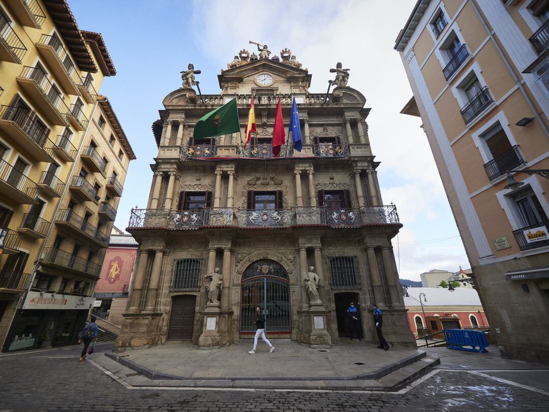 Plaza del Consistorio vacía a primera hora de la mañana del 6 de julio en el año de los &#039;no sanfermines&#039;