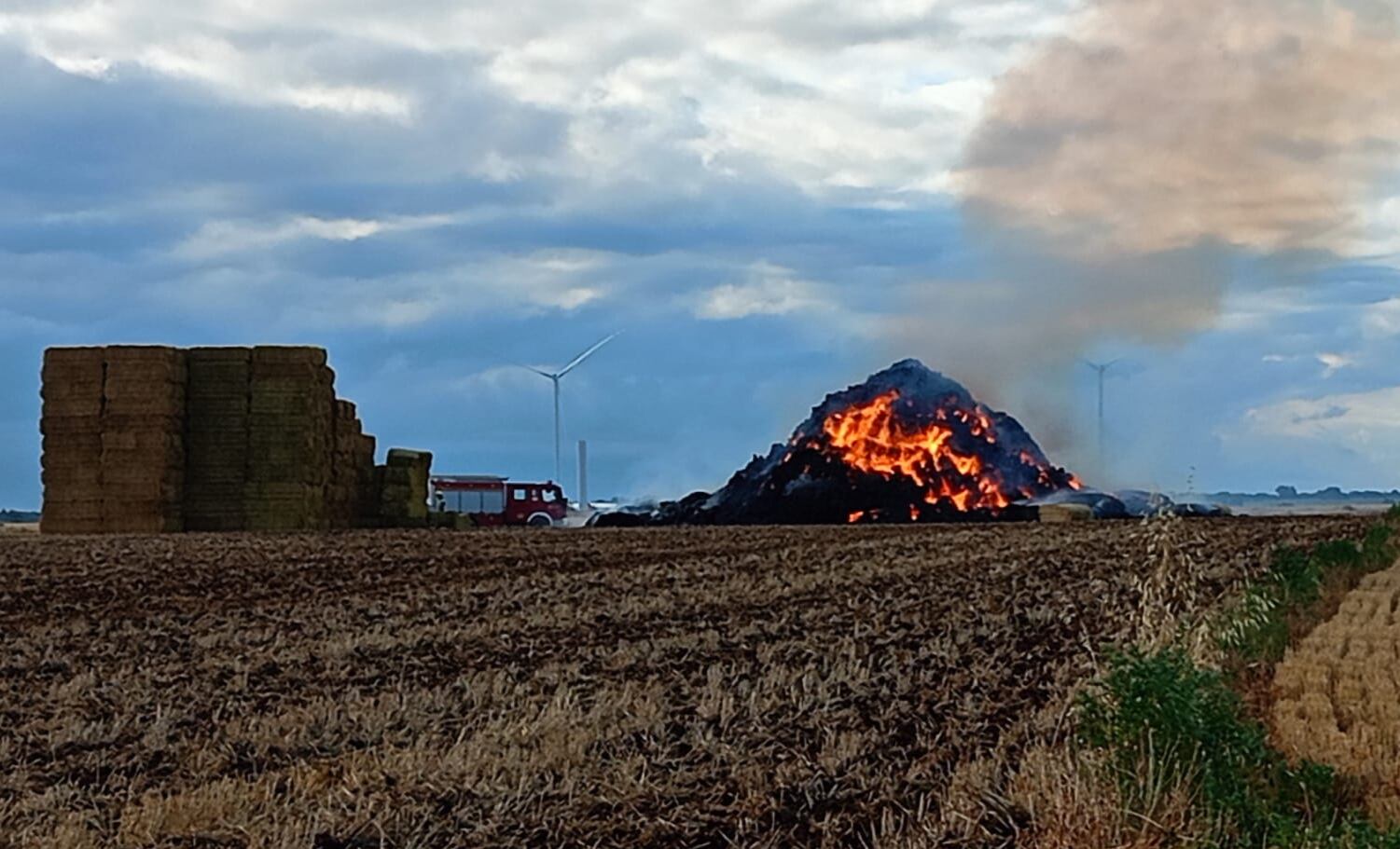 El fuego ha quemado 500 pacas de paja de cebada. Foto: S.G.