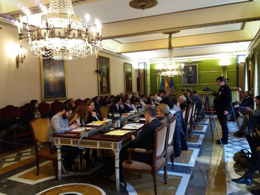 Foto de archivo de un pleno en el Ayuntamiento de Oviedo