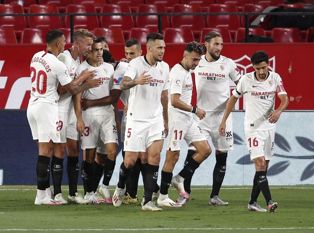 Los jugadores del Sevilla celebran un gol.