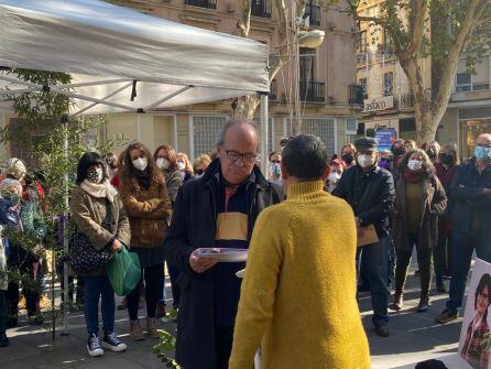 Pedro Pernichi, hermano de Amparo, recibe una primera edición del libro de dedicatorias