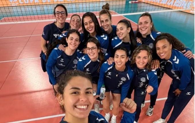 Les jugadores de l'Avarca es van fer un selfie després del primer entrenament a la pista de Tenerife per a preparar la Copa de la Reina.