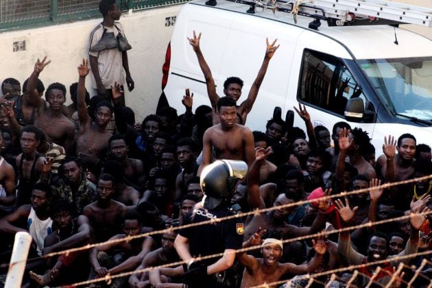 Los inmigrantes subsaharianos que lograron acceder a la ciudad española de Ceuta tras un salto masivo a la valla fronteriza que separa la ciudad de Marruecos.