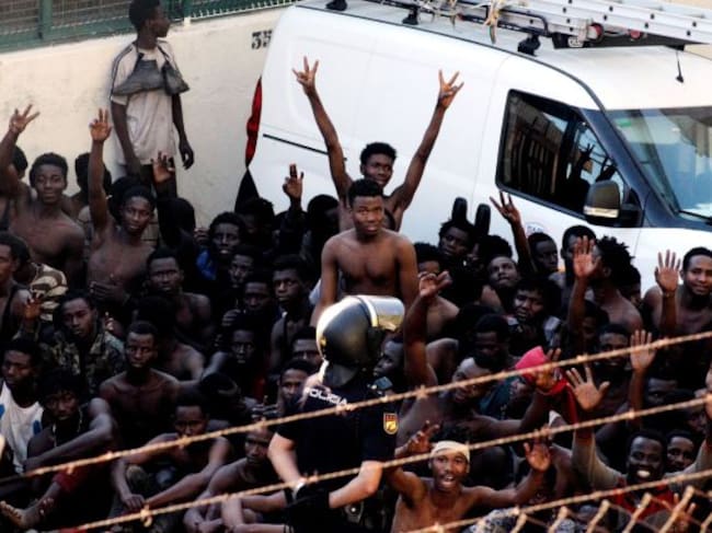 Los inmigrantes subsaharianos que lograron acceder a la ciudad española de Ceuta tras un salto masivo a la valla fronteriza que separa la ciudad de Marruecos.
