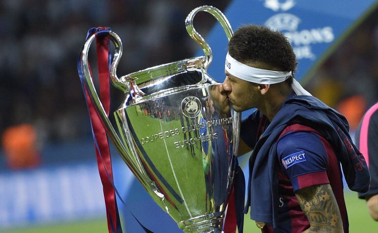 TOPSHOTS Barcelona&#039;s Brazilian forward Neymar da Silva Santos Junior kisses the trophy as Barcelona&#039;s players celebrate with the trophy after the UEFA Champions League Final football match between Juventus and FC Barcelona at the Olympic Stadium in Berli