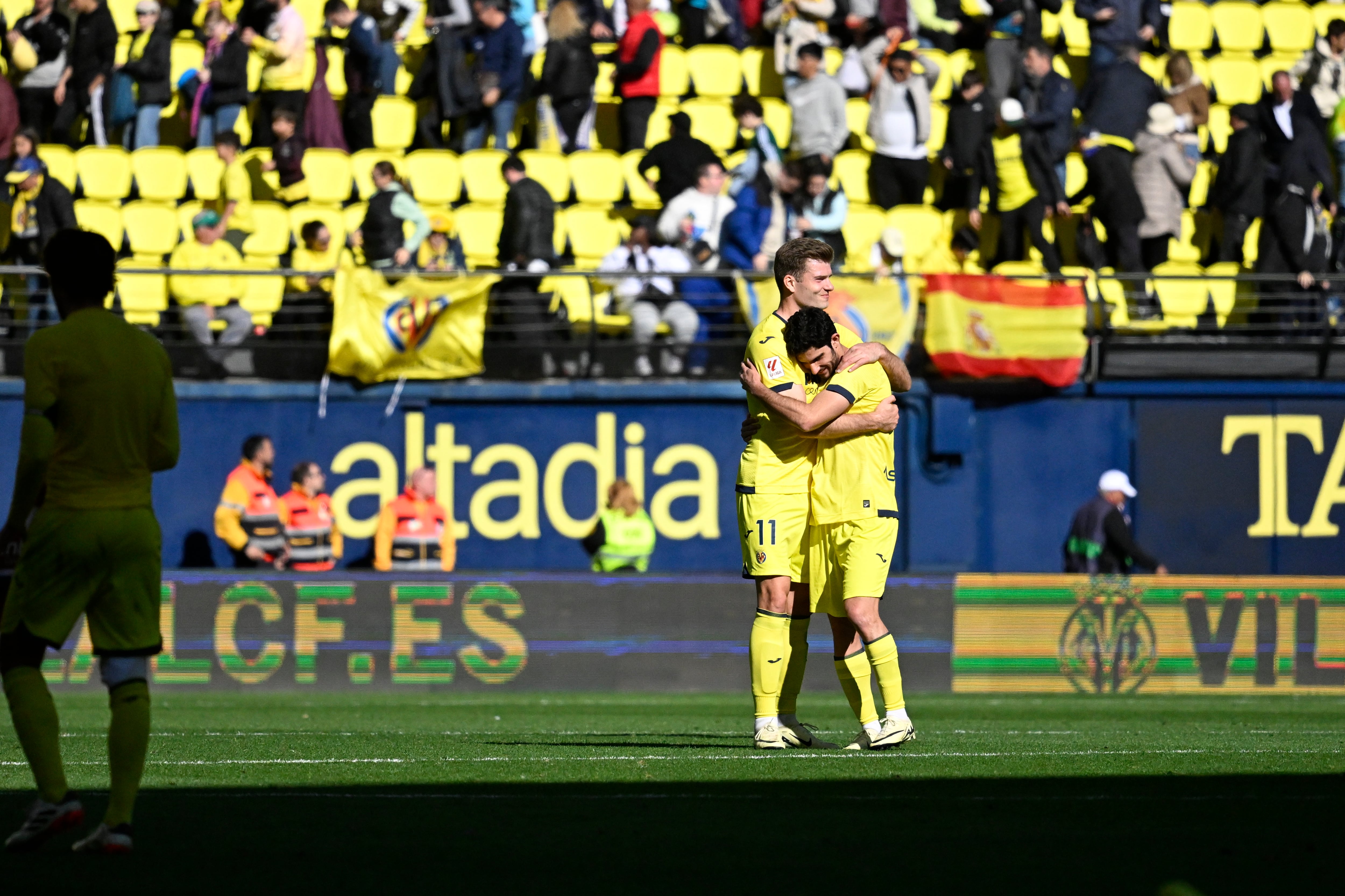 VILLARREAL, 03/03/2024.-El delantero noruego del Villarreal Alexander Sørloth (i), celebra la victoria de su equipo ante el Granada, durante el partido de la jornada 27 de la Liga ES Sports que enfrenta a sus equipos este domingo en el estadio de la Cerámica de Villarreal. EFE/ Andreu Esteban
