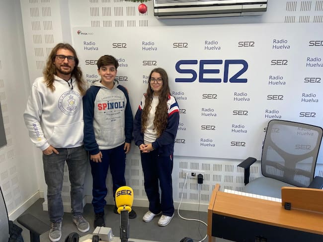 Ramón Ríos y Rocío Riquel, jóvenes pianistas onubenses junto a su profesor Carlos Sánchez de la Campa