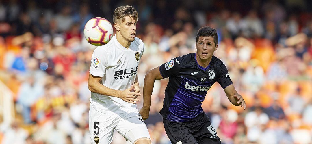 El valencianista Gabriel Paulista (i) y el pepinero Guido Carrillo luchan por un balón en el duelo de la temporada pasada en Mestalla. 